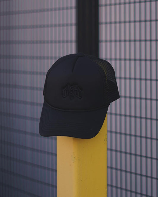 SOLID BLACK TRUCKER HAT